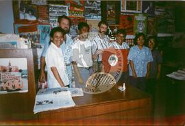 Viagem de Joelson, Ênio e João Pedro (Ásia, 1996) [fotografia] / Fotógrafo(a) : Lito Ocampo. -- Ref.: BR-SPMST_MST-SN-CIN_AMP_001137-009458-RIT.