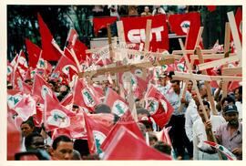 Mobilização (São Paulo-SP, 17 abr. 1988) [fotografia] / Fotógrafo(a) : Douglas Mansur. -- Ref.: BR-SPMST_MST-SN-CIN_AMP_000373-001860-AMT.