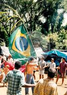 Acampamento " Nova Canudos" do MST (Porto Feliz-SP, 1999) [fotografia] / Fotógrafo(a) : Douglas Mansur. -- Ref.: BR-SPMST_MST-SN-CIN_AMP_000048-000422-ACP.