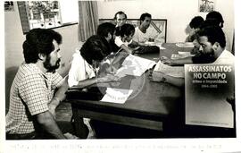 Entrevista coletiva do MST para o lançamento do dossiê "Violência no campo, crime e impunidade" ([sem local], 30 abr. 1986) [fotografia] / Fotógrafo(a) : Regina Vilela. -- Ref.: BR-SPMST_MST-SN-CIN_AMP_000698-004166-ARV.