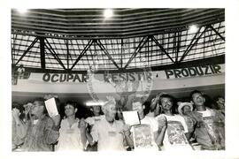 Congresso Nacional do MST, 2o (Distrito Federal (Brasil), 08 mai. 1990) [fotografia] / Fotógrafo(a) : Carlos Carvalho ; Douglas Mansur. -- Ref.: BR-SPMST_MST-SN-CIN_AMP_000702-004200-CGR.