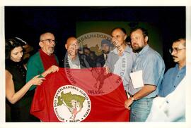 Entrevista coletiva com José Saramargo, Sebastião Salgado e Chico Buarque no "Espaço Urbano de Cinema" (São Paulo (Estado), 12 abr. 1997) [fotografia] / Fotógrafo(a) : Douglas Mansur. -- Ref.: BR-SPMST_MST-SN-CIN_AMP_000701-004185-ARV.