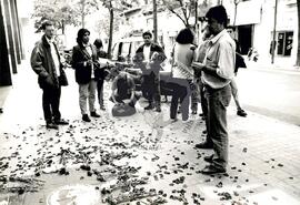 Ato em frente ao consulado brasileiro (Madri (Espanha), 24 abr. 1996) [fotografia] / Fotógrafo(a) : Arquivo MST. -- Ref.: BR-SPMST_MST-SN-CIN_AMP_001117-009211-RIT.