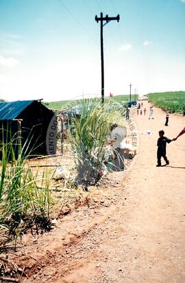Acampamento " Nova Canudos- Fazenda Engenheiro D'Agua" do MST (Porto Feliz-SP, fev. 1999) [fotografia] / Fotógrafo(a) : Douglas Mansur. -- Ref.: BR-SPMST_MST-SN-CIN_AMP_000046-000238-ACP.