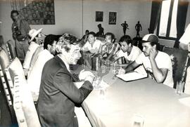 Caminhada pela Reforma Agrária (Campinas-SP, 01 mar. 1986) [fotografia] / Fotógrafo(a) : Douglas Mansur. -- Ref.: BR-SPMST_MST-SN-CIN_AMP_001424-011493-MAC.