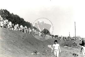 Duas mil pessoas levam apoio as familias acampadas na "Fazenda Annoni" (Rio Grande do Sul, 19 out. 1986) [fotografia] / Fotógrafo(a) : Jussara Veron. -- Ref.: BR-SPMST_MST-SN-CIN_AMP_000453-002633-AMT.