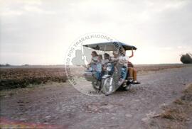 Viagem de Joelson, Ênio e João Pedro (Ásia, 1996) [fotografia] / Fotógrafo(a) : [sem autoria]. -- Ref.: BR-SPMST_MST-SN-CIN_AMP_001138-009494-RIT.