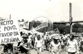 Protesto contra a violência da PM na "Fazenda Annoni" (Rio Grande do Sul, 02 out. 1986) [fotografia] / Fotógrafo(a) : Karine Emerich. -- Ref.: BR-SPMST_MST-SN-CIN_AMP_000452-002598-AMT.