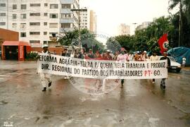 Ato público em frente ao Palácio das Esmeraldas (Goiânia-GO, 10 abr.) [fotografia] / Fotógrafo(a) : Christiane Campos. -- Ref.: BR-SPMST_MST-SN-CIN_AMP_000597-003434-AMT.