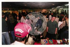 Exposição e Lançamento da Revista Sem Terra edição n 10 (São Paulo (Estado), 30 mar. 2000) [fotografia] / Fotógrafo(a) : Douglas Mansur. -- Ref.: BR-SPMST_MST-SN-CIN_AMP_001035-008234-ELF.