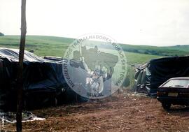 Acampamento " Nova Canudos" do MST (Porto Feliz-SP, 1999) [fotografia] / Fotógrafo(a) : Douglas Mansur. -- Ref.: BR-SPMST_MST-SN-CIN_AMP_000048-000377-ACP.