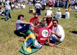 Chegada da Marcha Popular à Brasília (Brasília-DF, 07 out. 1999) [fotografia] / Fotógrafo(a) : Douglas Mansur. -- Ref.: BR-SPMST_MST-SN-CIN_AMP_001399-011143-MAC.