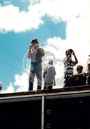 Acampamento " Nova Canudos" do MST (Porto Feliz-SP, 1999) [fotografia] / Fotógrafo(a) : Douglas Mansur. -- Ref.: BR-SPMST_MST-SN-CIN_AMP_000048-000412-ACP.