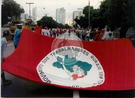Chegada da Marcha Naciona à Brasília (Brasília-DF, 17 abr. 1997) [fotografia] / Fotógrafo(a) : Douglas Mansur. -- Ref.: BR-SPMST_MST-SN-CIN_AMP_001398-011121-MAC.