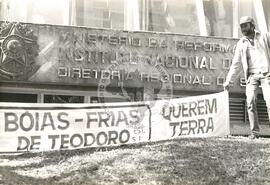 Manifestação pelo dia do agricultor (São Paulo (Estado), 25 jul. 1985) [fotografia] / Fotógrafo(a) : Regina Vilela. -- Ref.: BR-SPMST_MST-SN-CIN_AMP_000360-001731-AMT.