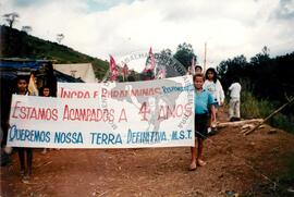 Acampamento do MST na BR-116 (Minas Gerais, 25 jun. 1992) [fotografia] / Fotógrafo(a) : Gilson Rodrigues. -- Ref.: BR-SPMST_MST-SN-CIN_AMP_000014-000070-ACP.