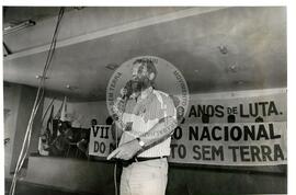 João Pedro Stédile (Brasil, [sem data]) [fotografia] / Fotógrafo(a) : Arquivo MST ; Cácia Cortez ; Débora Lerrer ; Douglas Mansur ; João Zinclar ; Luciney Martins ; Michelle Camafaldo. -- Ref.: BR-SPMST_MST-SN-CIN_AMP_001263-010590-LID.