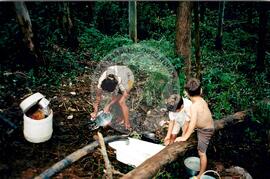 Acampamento " Nova Canudos- Fazenda Engenheiro D'Agua" do MST (Porto Feliz-SP, fev. 1999) [fotografia] / Fotógrafo(a) : Douglas Mansur. -- Ref.: BR-SPMST_MST-SN-CIN_AMP_000046-000256-ACP.