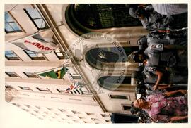 Mobilização (São Paulo-SP, 17 abr. 1988) [fotografia] / Fotógrafo(a) : Douglas Mansur. -- Ref.: BR-SPMST_MST-SN-CIN_AMP_000372-001847-AMT.