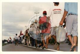 Chegada da Marcha Nacional à Brasília (Brasília-DF, fev. 1997) [fotografia] / Fotógrafo(a) : Douglas Mansur ; Paulo P. Lima. -- Ref.: BR-SPMST_MST-SN-CIN_AMP_001397-011019-MAC.