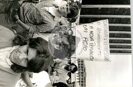 Acampados da Fazenda Annoni ocupam a sede do INCRA (Porto Alegre-RS, 29 nov. 1985) [fotografia] / Fotógrafo(a) : Karine Emerich ; Guto ; Protássio Nenê. -- Ref.: BR-SPMST_MST-SN-CIN_AMP_001842-014063-OCU.