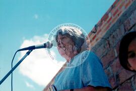 Visita de Joan Jara ao acampamento "Viamão" do MST (Rio Grande do Sul, [sem data]) [fotografia] / Fotógrafo(a) : Sara Feitosa. -- Ref.: BR-SPMST_MST-SN-CIN_AMP_000665-003735-ARV.