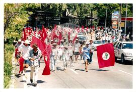 Mobilização para Marcha das Mulheres do acampamento "Terra sem males" do MST na Praça da Sé (São Paulo-SP, 08 mar. 2002) [fotografia] / Fotógrafo(a) : Arquivo MST. -- Ref.: BR-SPMST_MST-SN-CIN_AMP_000399-002248-AMT.