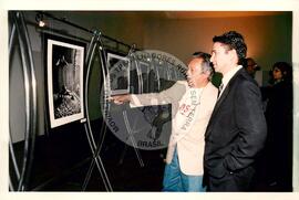 Lançamento da Exposição "Terra" (São Paulo (Estado), 10 abr. 1997) [fotografia] / Fotógrafo(a) : Douglas Mansur. -- Ref.: BR-SPMST_MST-SN-CIN_AMP_001030-008165-ELF.