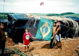 Acampamento " Nova Canudos" do MST (Porto Feliz-SP, 1999) [fotografia] / Fotógrafo(a) : Douglas Mansur. -- Ref.: BR-SPMST_MST-SN-CIN_AMP_000048-000396-ACP.