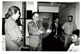 Grupo Oficina do MST presta homenagem ao embaixador de Cuba e Che Guevara (Distrito Federal (Brasil), 28 ago. 1997) [fotografia] / Fotógrafo(a) : Francisca Montejo. -- Ref.: BR-SPMST_MST-SN-CIN_AMP_000581-003235-AMT.