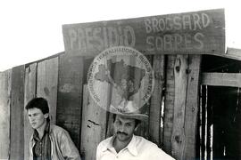 Protesto contra a violência da PM na "Fazenda Annoni" (Rio Grande do Sul, 19 out. 1986) [fotografia] / Fotógrafo(a) : Jussara Veron. -- Ref.: BR-SPMST_MST-SN-CIN_AMP_000454-002638-AMT.