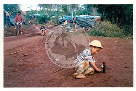 Produção no assentamento (Miscêlenia-SP, [sem data]) [fotografia] / Fotógrafo(a) : Douglas Mansur. -- Ref.: BR-SPMST_MST-SN-CIN_AMP_001972-015134-PDU.