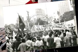Manifestação na Praça da Sé (São Paulo-SP, [sem data]) [fotografia] / Fotógrafo(a) : Douglas Mansur ; Debora Lerrer. -- Ref.: BR-SPMST_MST-SN-CIN_AMP_000411-002442-AMT.