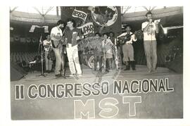 Congresso Nacional do MST, 2o (Distrito Federal (Brasil), 08 mai. 1990) [fotografia] / Fotógrafo(a) : Carlos Carvalho ; Douglas Mansur. -- Ref.: BR-SPMST_MST-SN-CIN_AMP_000702-004205-CGR.