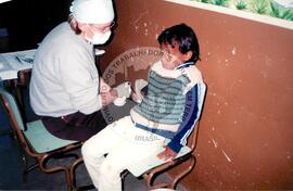 Assentamento "Reunidas" do MST - atendimento odontológico (Promissão-SP, 11 jul. 1998) [fotografia] / Fotógrafo(a) : Arquivo MST. -- Ref.: BR-SPMST_MST-SN-CIN_AMP_000349-001672-ASS.