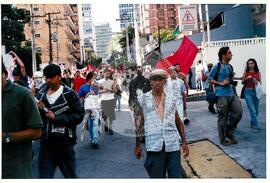 Manifestação contra a ALCA e o Imperialismo (São Paulo (Estado), jul. 2001) [fotografia] / Fotógrafo(a) : Leticia Barqueta. -- Ref.: BR-SPMST_MST-SN-CIN_AMP_000397-002225-AMT.