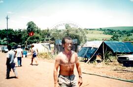 Acampamento " Nova Canudos- Fazenda Engenheiro D'Agua" do MST (Porto Feliz-SP, fev. 1999) [fotografia] / Fotógrafo(a) : Douglas Mansur. -- Ref.: BR-SPMST_MST-SN-CIN_AMP_000046-000269-ACP.
