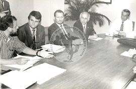 Audiência no Ministro da Agricultura (Distrito Federal (Brasil), 08 mar. 1995) [fotografia] / Fotógrafo(a) : Assessoria do Ministério. -- Ref.: BR-SPMST_MST-SN-CIN_AMP_000631-003579-ARV.