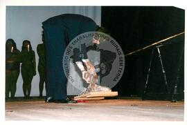 Mística de Abertura do Tribunal (Curitiba-PR, 02 mai. 2001) [fotografia] / Fotógrafo(a) : Douglas Mansur. -- Ref.: BR-SPMST_MST-SN-CIN_AMP_001917-014363-SJM.