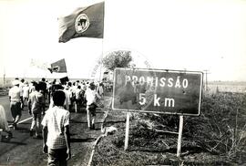 Caminhada dos Sem Terras de Promissão (Promissão-SP, 27 set. 1988) [fotografia] / Fotógrafo(a) : Douglas Mansur. -- Ref.: BR-SPMST_MST-SN-CIN_AMP_001421-011466-MAC.
