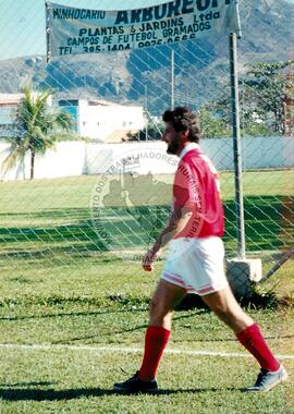 Partida de futebol entre o time do MST e do Chico Buarque (Rio de Janeiro (Estado), mar. 2000) [fotografia] / Fotógrafo(a) : Maysa Mendonça. -- Ref.: BR-SPMST_MST-SN-CIN_AMP_000805-005222-CUL.