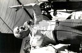 Ato do 1o de Maio, promovido pela CGT [com presença de] Franco Montoro [Governador, São Paulo, PMDB] (São Paulo-SP, 01 mai. 1986) [fotografia] / Fotógrafo(a) : Regina Vilela. -- Ref.: BR-SPMST_MST-SN-CIN_AMP_001535-012006-PER.