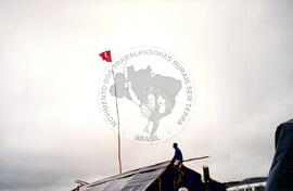 Acampamento " Nova Canudos- Fazenda Engenheiro D'Agua" do MST (Porto Feliz-SP, fev. 1999) [fotografia] / Fotógrafo(a) : Douglas Mansur. -- Ref.: BR-SPMST_MST-SN-CIN_AMP_000046-000283-ACP.