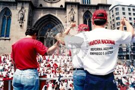 Chegada da Marcha Nacional à Brasília (Brasília-DF, fev. 1997) [fotografia] / Fotógrafo(a) : Douglas Mansur ; Paulo P. Lima. -- Ref.: BR-SPMST_MST-SN-CIN_AMP_001397-011042-MAC.
