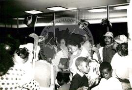 Brigadas a Cuba (São Paulo (Estado), fev. 1992) [fotografia] / Fotógrafo(a) : Gilson Rodrigues. -- Ref.: BR-SPMST_MST-SN-CIN_AMP_000381-001996-AMT.