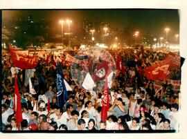 Manifestação do MST na praça Charles Miller (São Paulo-SP, 07 mar. 1997) [fotografia] / Fotógrafo(a) : Douglas Mansur. -- Ref.: BR-SPMST_MST-SN-CIN_AMP_000391-002145-AMT.
