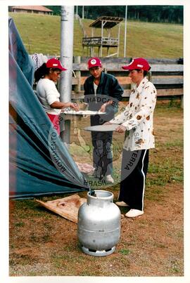 Acampamento "Parque Tropeiro" do MST (Curitiba-PR, 02 mai. 2001) [fotografia] / Fotógrafo(a) : Douglas Mansur. -- Ref.: BR-SPMST_MST-SN-CIN_AMP_000075-000627-ACP.