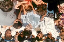 Parlamentares examinam crianças pisoteadas em Itaguari-GO (Goiânia-GO, 04 jun. 1998) [fotografia] / Fotógrafo(a) : Arquivo JST. -- Ref.: BR-SPMST_MST-SN-CIN_AMP_001774-012914-VPP.