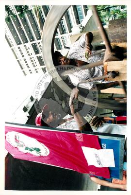 Semana Nacional de Cultura Brasileira e Reforma Agrária (Rio de Janeiro-RJ, 18 mar. 2002) [fotografia] / Fotógrafo(a) : Luciney Martins. -- Ref.: BR-SPMST_MST-SN-CIN_AMP_001820-013603-NDT.