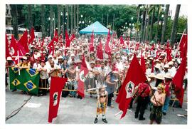 Mobilização para Marcha das Mulheres do acampamento "Terra sem males" do MST na Praça da Sé (São Paulo-SP, 08 mar. 2002) [fotografia] / Fotógrafo(a) : Arquivo MST. -- Ref.: BR-SPMST_MST-SN-CIN_AMP_000399-002249-AMT.